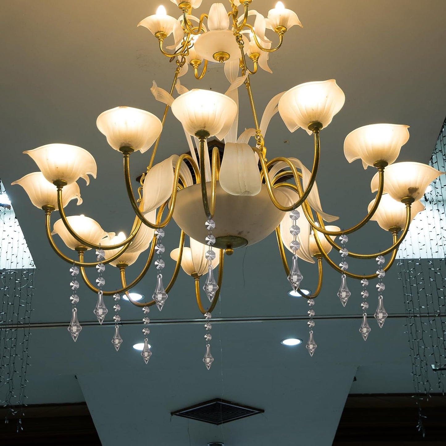 Nuenen 100 Pcs Hanging Crystals for Centerpieces Acrylic Chandelier Garland Beads Strands Prism Decorations Clear Teardrop Chandelier Crystals Pendant Wedding Home Garden Outdoor Ornaments(Lantern)