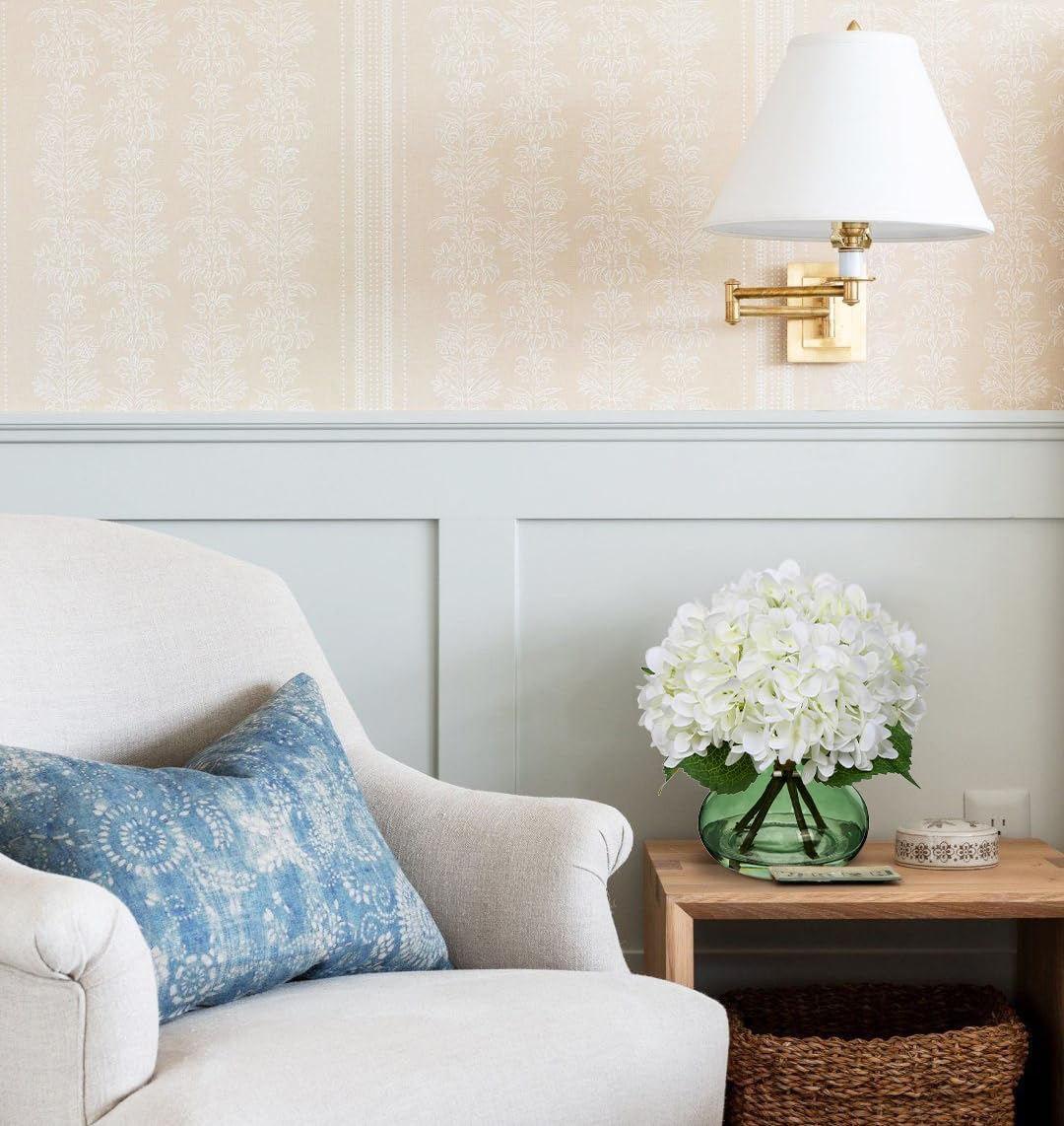 Hollyone White Hydrangeas Floral Arrangement in Glass Vase Artificial Flowers with Vase with Faux Water Silk Faux Flowers Fake Floral Bulk Bouquet for Home Decor Table Centerpiece Decorations