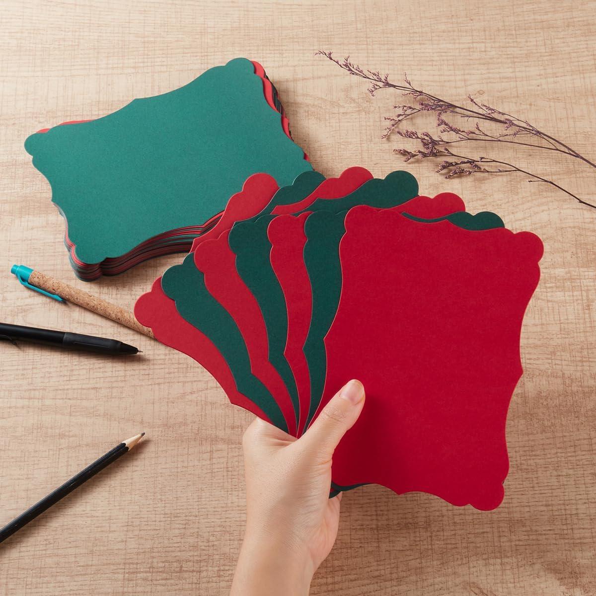 50 Pack Christmas Blank Kraft Cards Cardstock Thick Paper Brown Greeting Cards for DIY Gift Card Menus, Baby Shower and Wedding Invitations (Christmas Red/Green, 5x7IN)