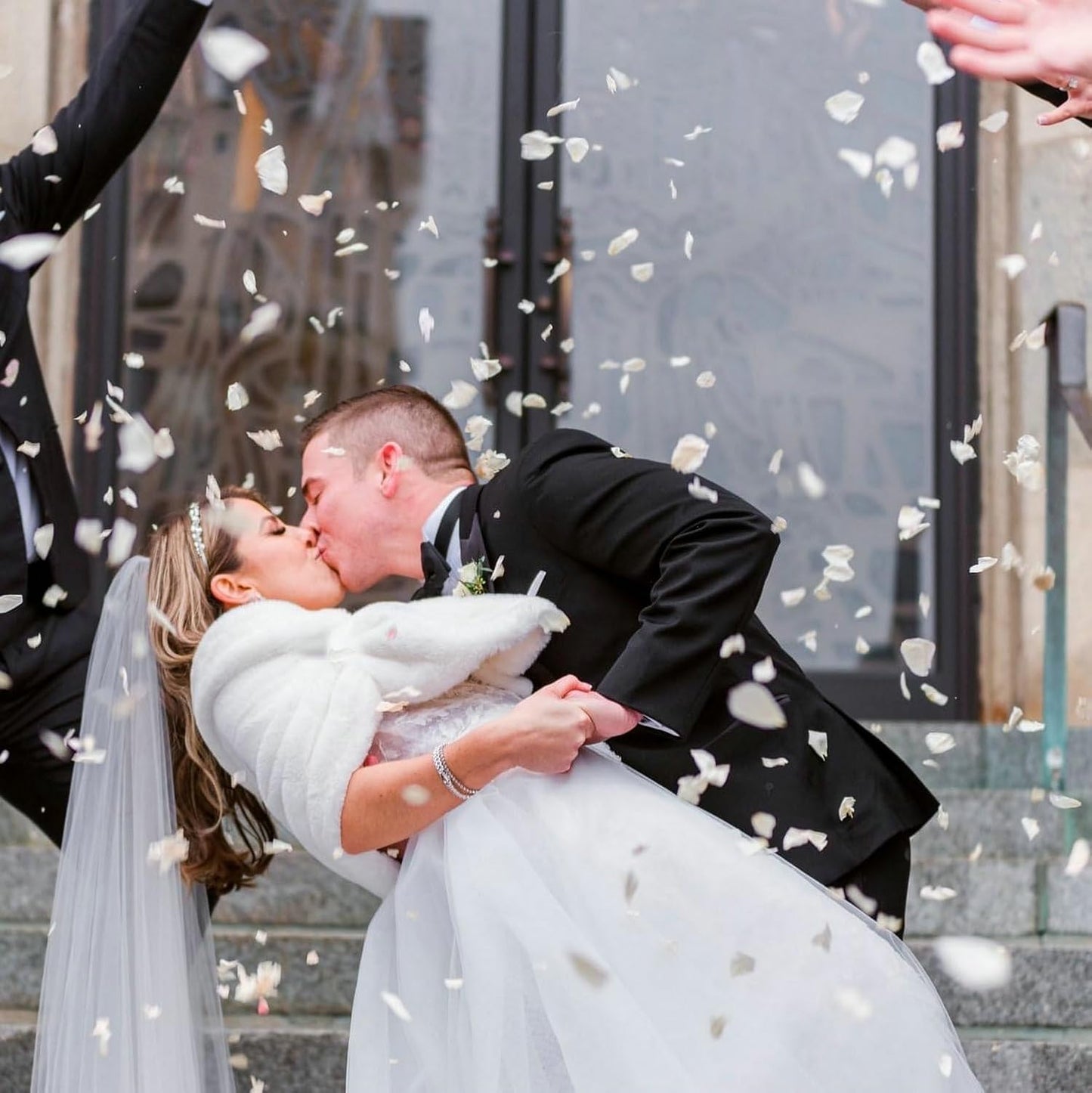 CODE FLORIST 1500 PCS Silk Rose Petals for Valentine's Day,Fake Rose Petals for Romantic Night,Wedding,Proposal Anniversary Flower Decorations(Separated,Scented,Ivory)