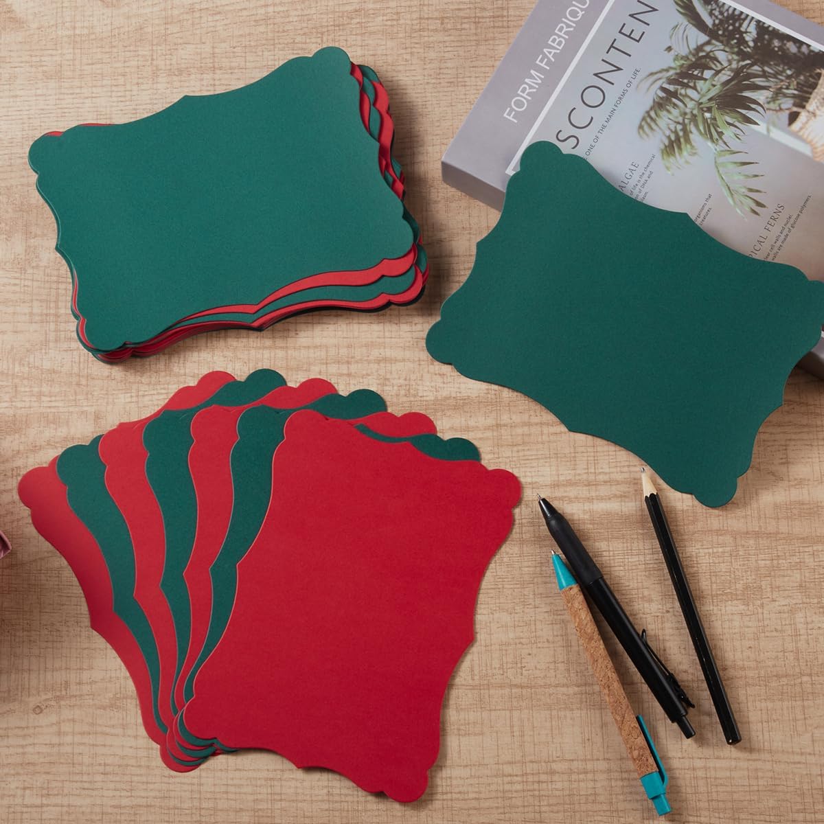 50 Pack Christmas Blank Kraft Cards Cardstock Thick Paper Brown Greeting Cards for DIY Gift Card Menus, Baby Shower and Wedding Invitations (Christmas Red/Green, 5x7IN)