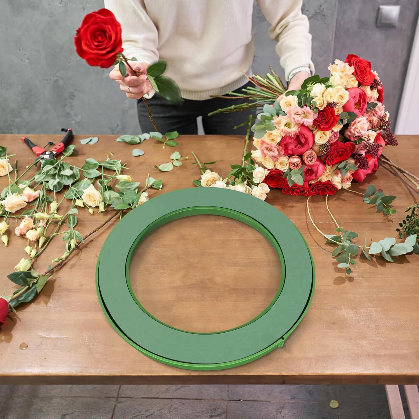 DOITOOL Flower Foam Ring with Suction Cup Car Flower Mud Green Wet Foam Blocks Round Floral Foam Blocks Artificial Floral Arrangements Mud for Florist Wedding Car Holiday Decoration 250g