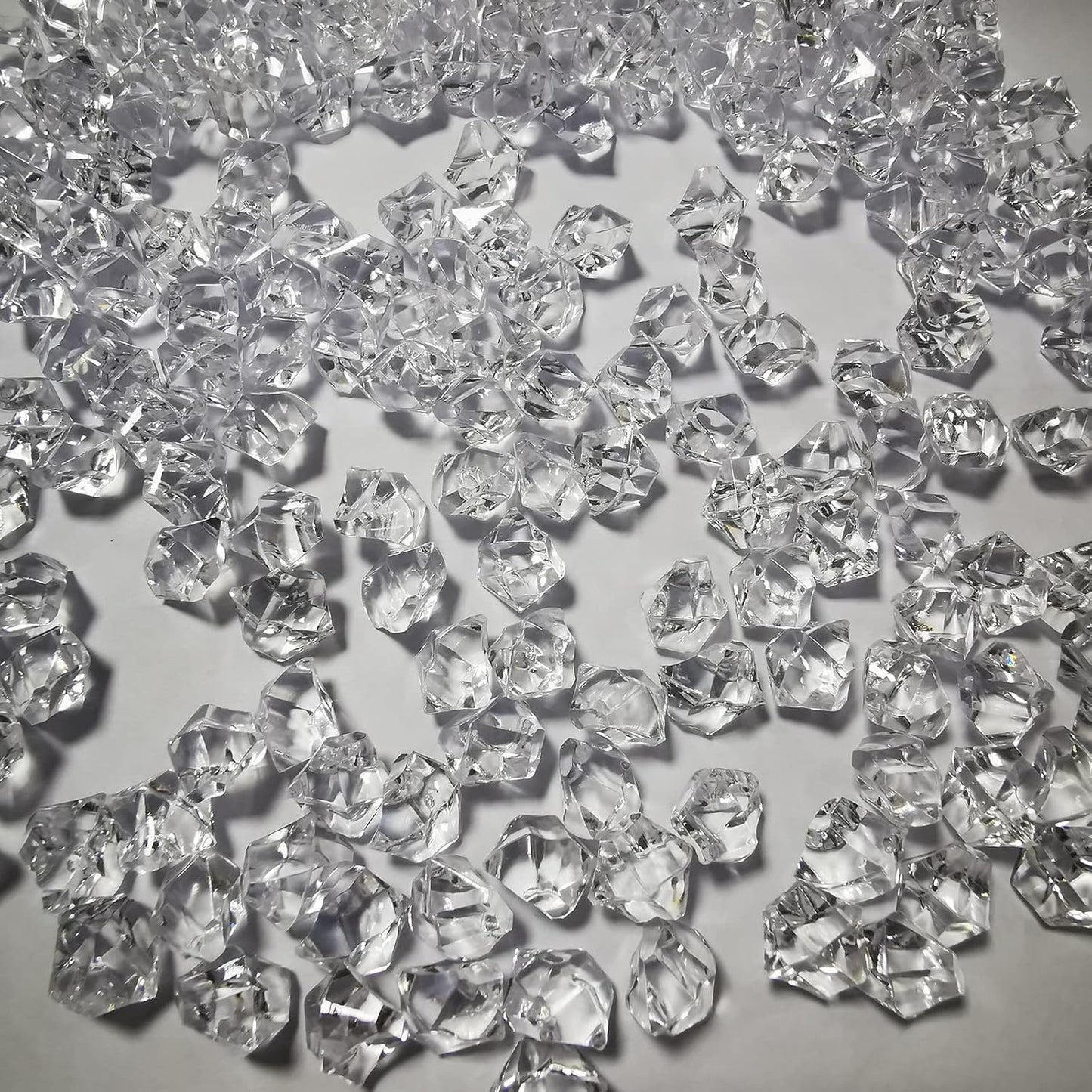 Fake Ice Cubes, 1000 Pcs Acrylic Ice Rocks for Centerpieces, 11 * 14 mm Artificial Ice Table Scatter, Fake Crushed Ice Acrylic Vase Fillers Christmas Decorations